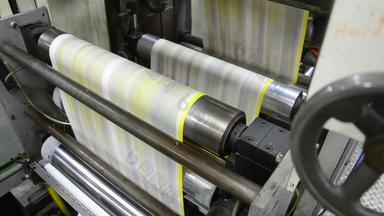 新闻打印工厂股票视频报纸进行折叠缝合